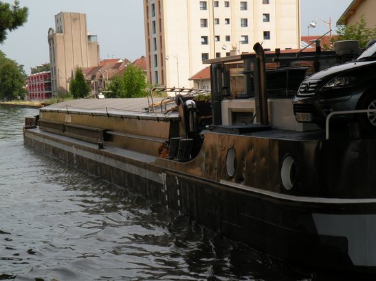  péniche naviguant sur le canal
